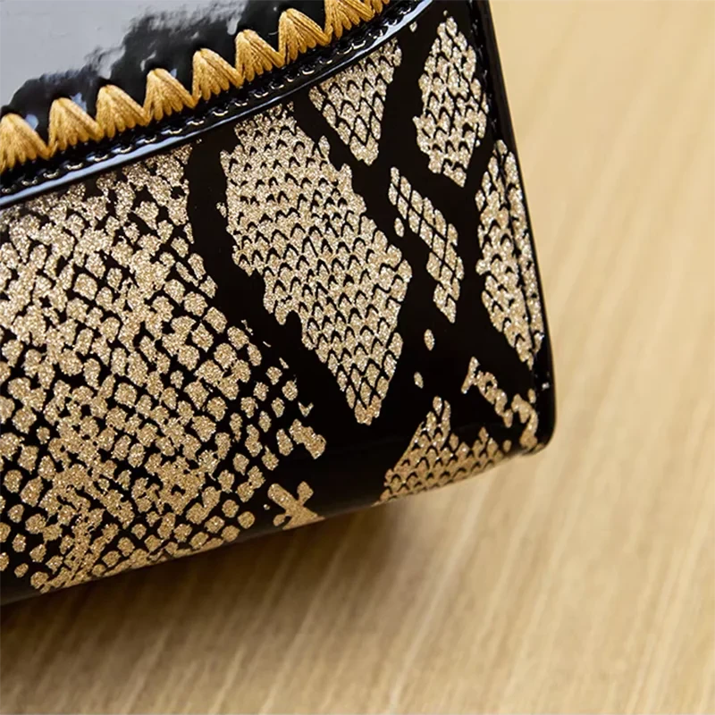 The Kressia Chain Crossbody Bag - Vellegra