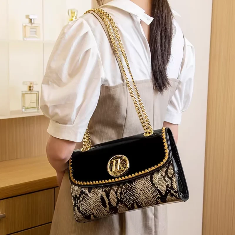 The Kressia Chain Crossbody Bag - Vellegra